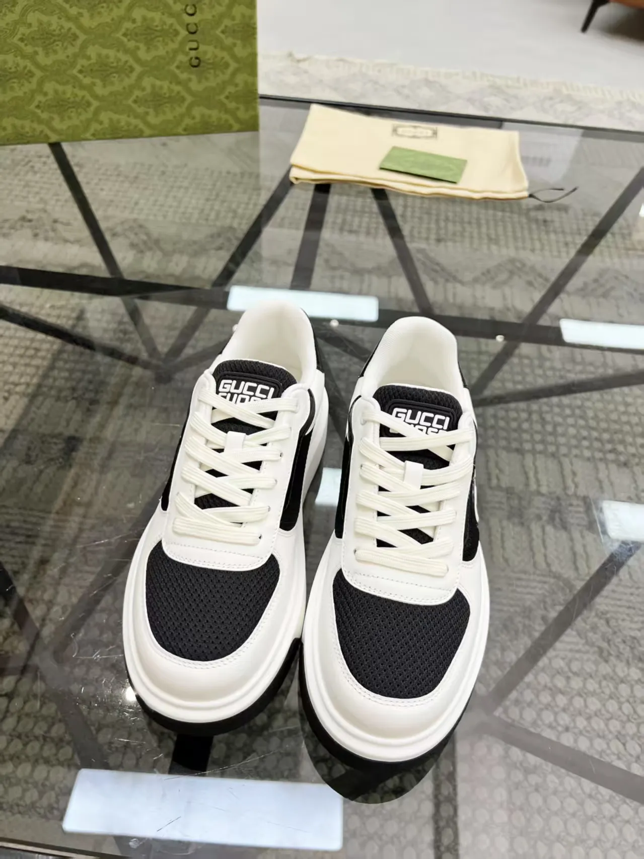 Factory price: 460💰Gucci new men's shoes GUCCI [Lightning] latest shoes are shipped. Original quality, fashionable, made of special materials, sheepskin lining, brand new packaging. The foot feels super comfortable and the workmanship is impeccable. Size: 38-45
